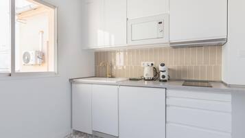 Een koelkast, een magnetron, een vaatwasser