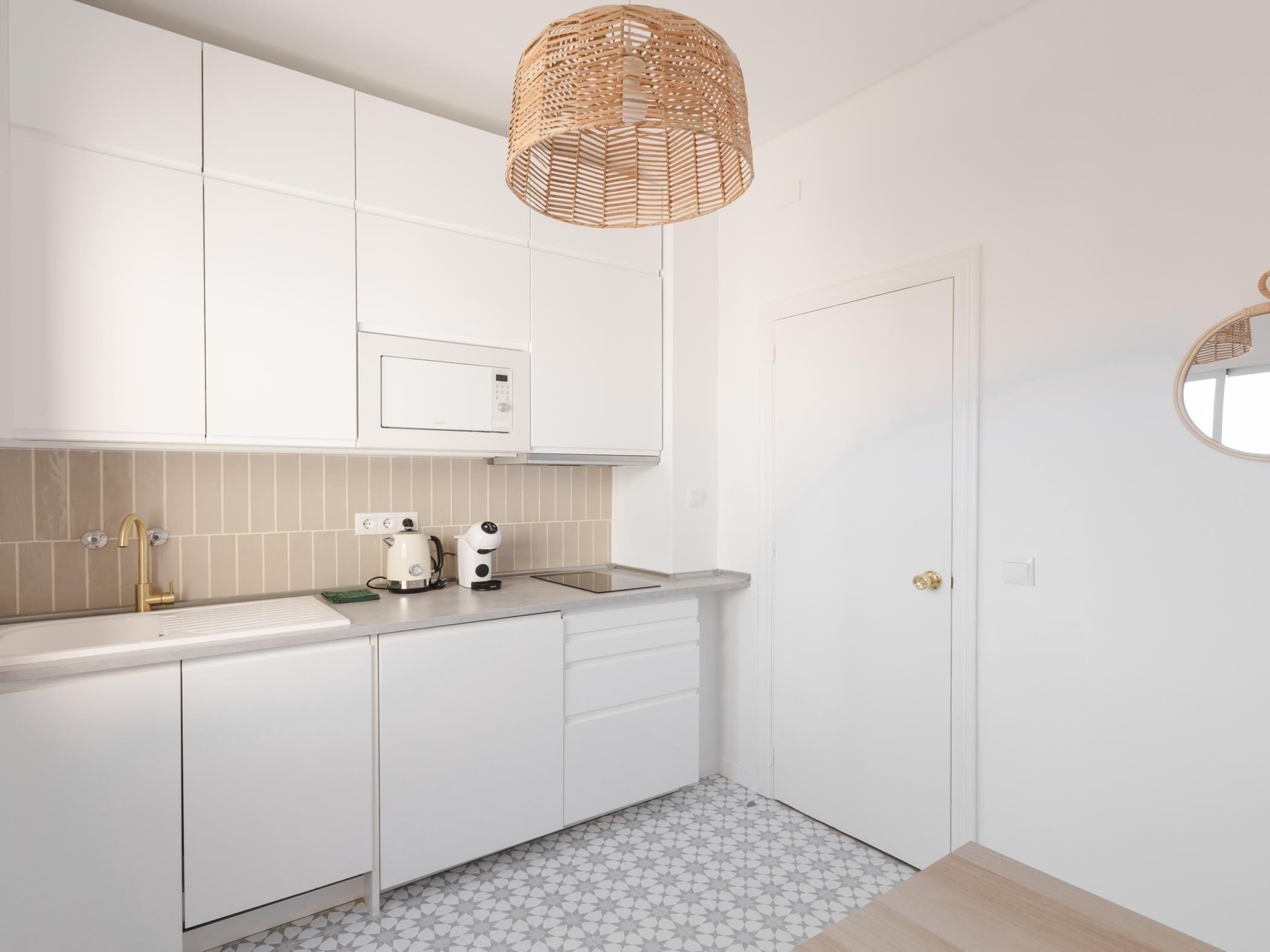 Een koelkast, een magnetron, een vaatwasser