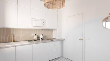 Een koelkast, een magnetron, een vaatwasser