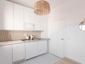 Kjøleskap, mikrobølgeovn, oppvaskmaskin og kaffetrakter/tekoker