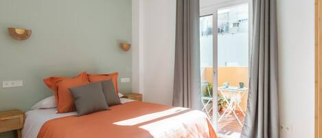 2 bedrooms, iron/ironing board, internet, bed sheets