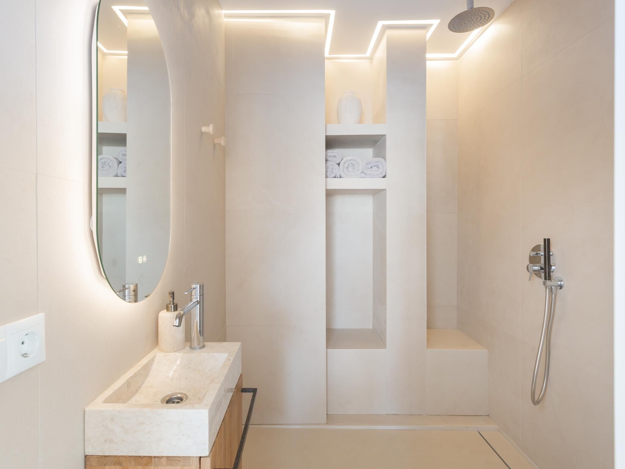Een douche, handdoeken