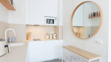 Een koelkast, een magnetron, een vaatwasser