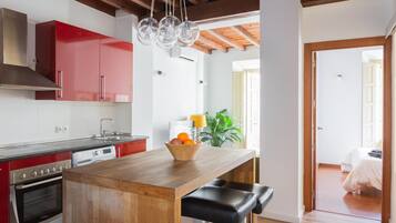 Een koelkast, een microgolfoven, een oven