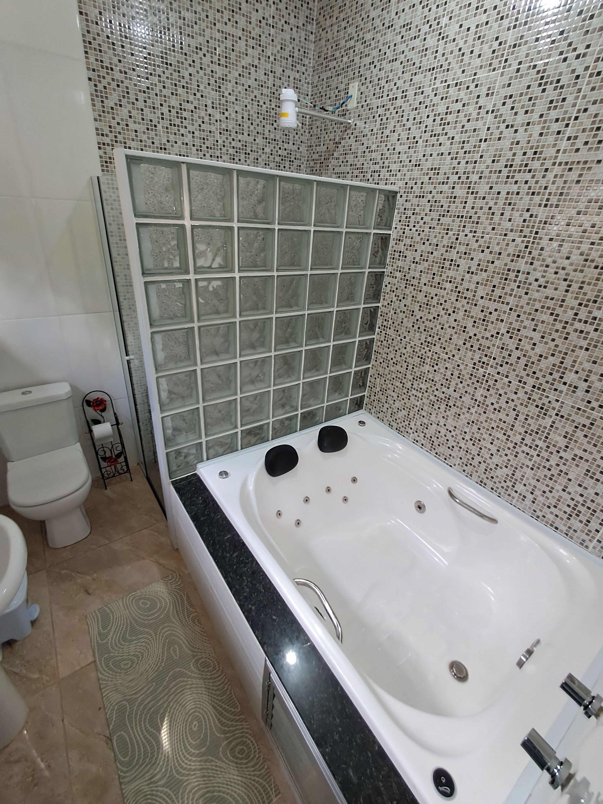 Chuveiro, banheira de hidromassagem, toalhas de banho, sabonete
