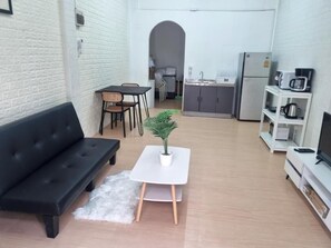 Townhouse Comfort, dapur kecil, pemandangan kota | Area keluarga | TV layar datar