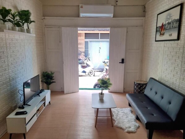 Townhouse Comfort, dapur kecil, pemandangan kota | Area keluarga | TV layar datar