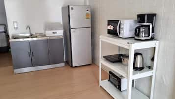 Comfort Townhome, Kitchenette, City View | Private kitchen | Electric kettle, toaster