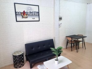 Comfort Townhome, Kitchenette, City View | Living area | Flat-screen TV - Haus Sathorn Pier  (Bangkok)