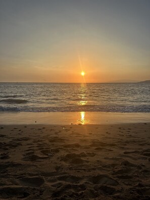 En la playa, camastros y toallas de playa