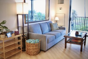 Smart TV, books - North Kihei Condo | Ocean View | Pool, A/C & Beach Gear (Kihei)