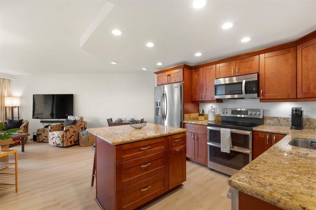 Coffee/tea maker, fridge, microwave, oven