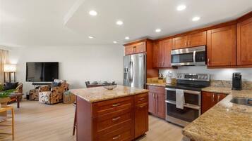 Coffee/tea maker, fridge, microwave, oven