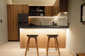 Kühlschrank, Mikrowelle, Herdplatte, Wasserkocher mit Kaffee-/Teezubehör