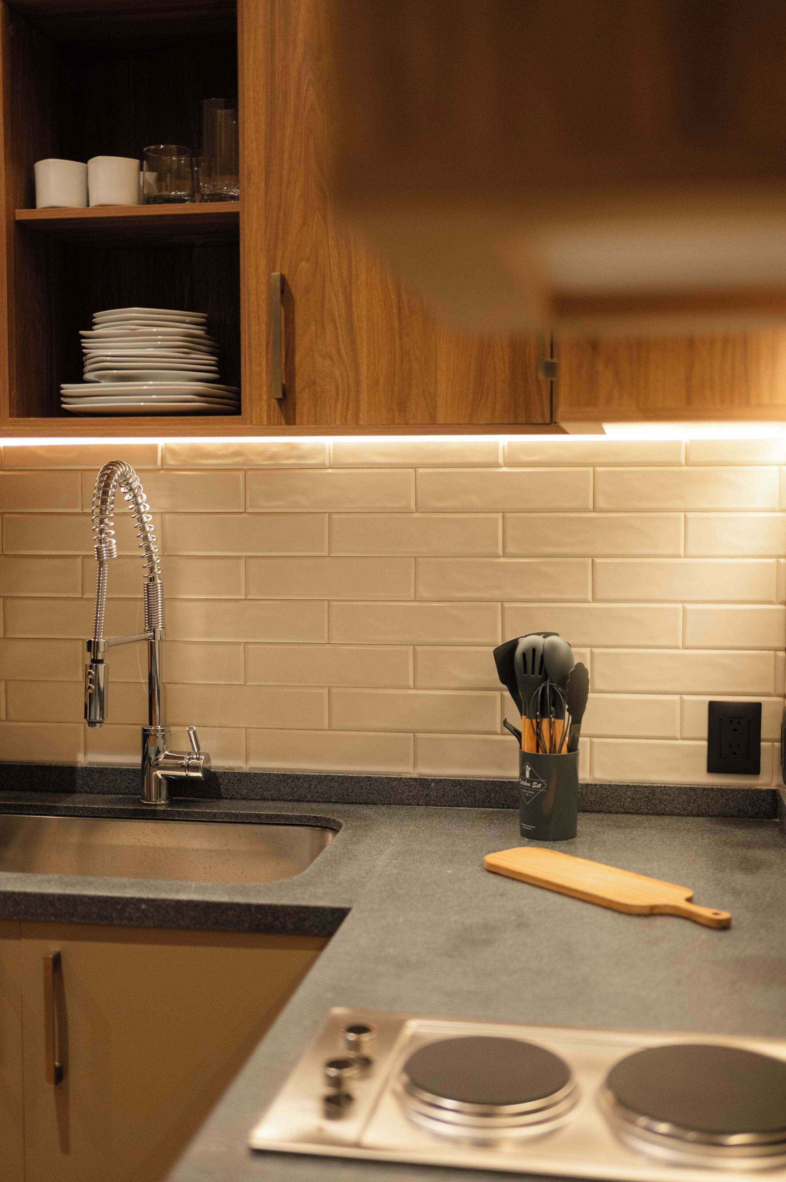 Kühlschrank, Mikrowelle, Herdplatte, Wasserkocher mit Kaffee-/Teezubehör