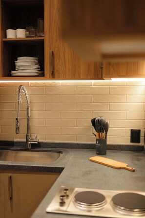 Køleskab, mikrobølgeovn, kogeplade, kaffe-/temaskine