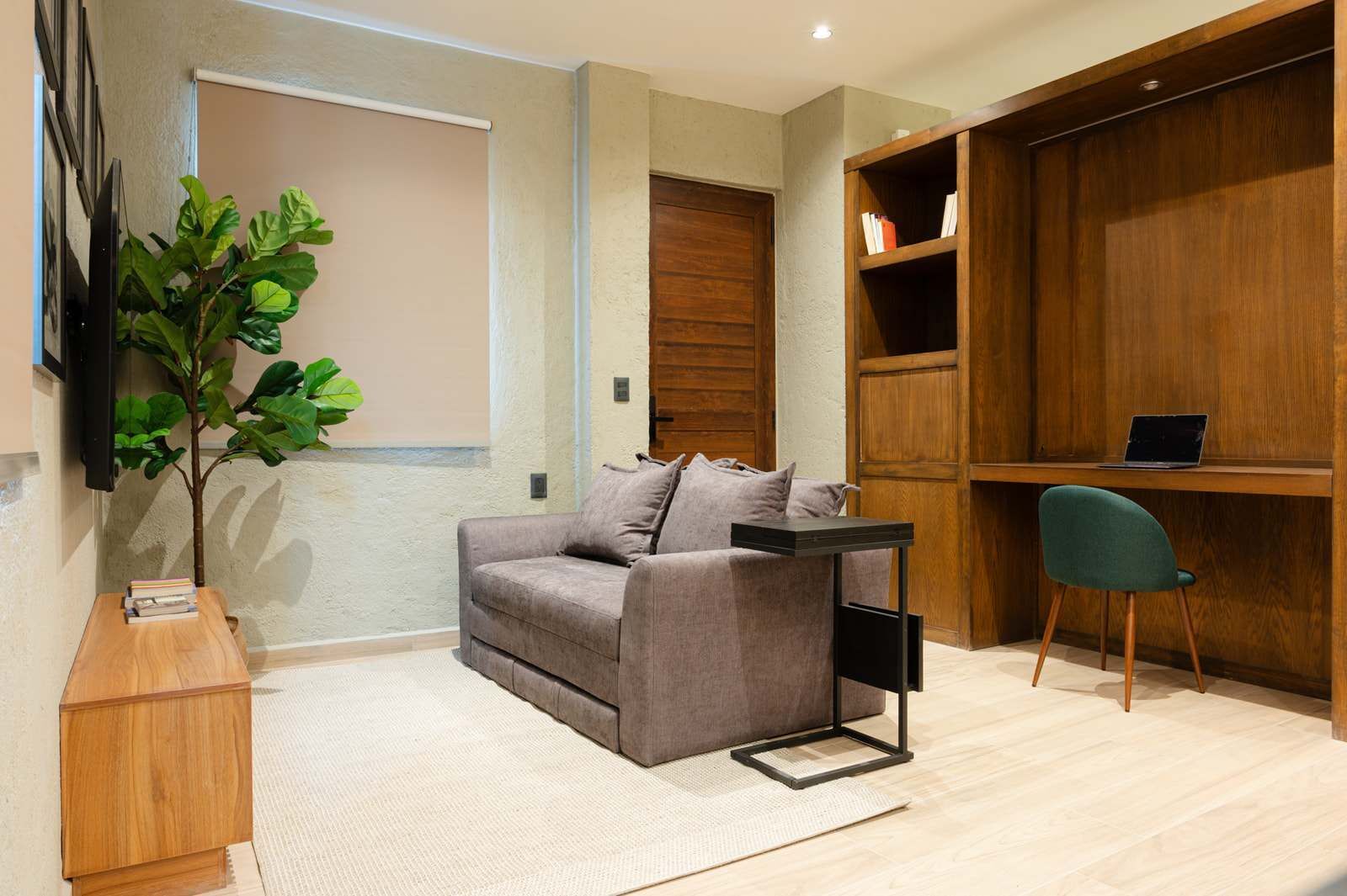 Una televisión, una oficina