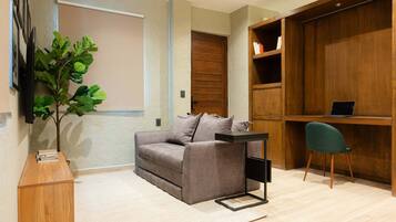 Una televisión, una oficina