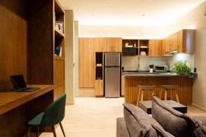 Frigorífic, microones, placa de cuina i cafetera i tetera 