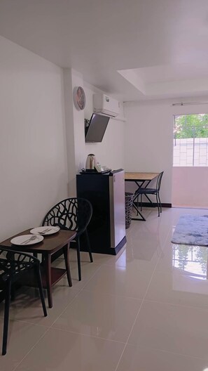 Tweepersoonskamer, uitzicht op de stad | Een bureau, een laptopwerkplek, gratis wifi