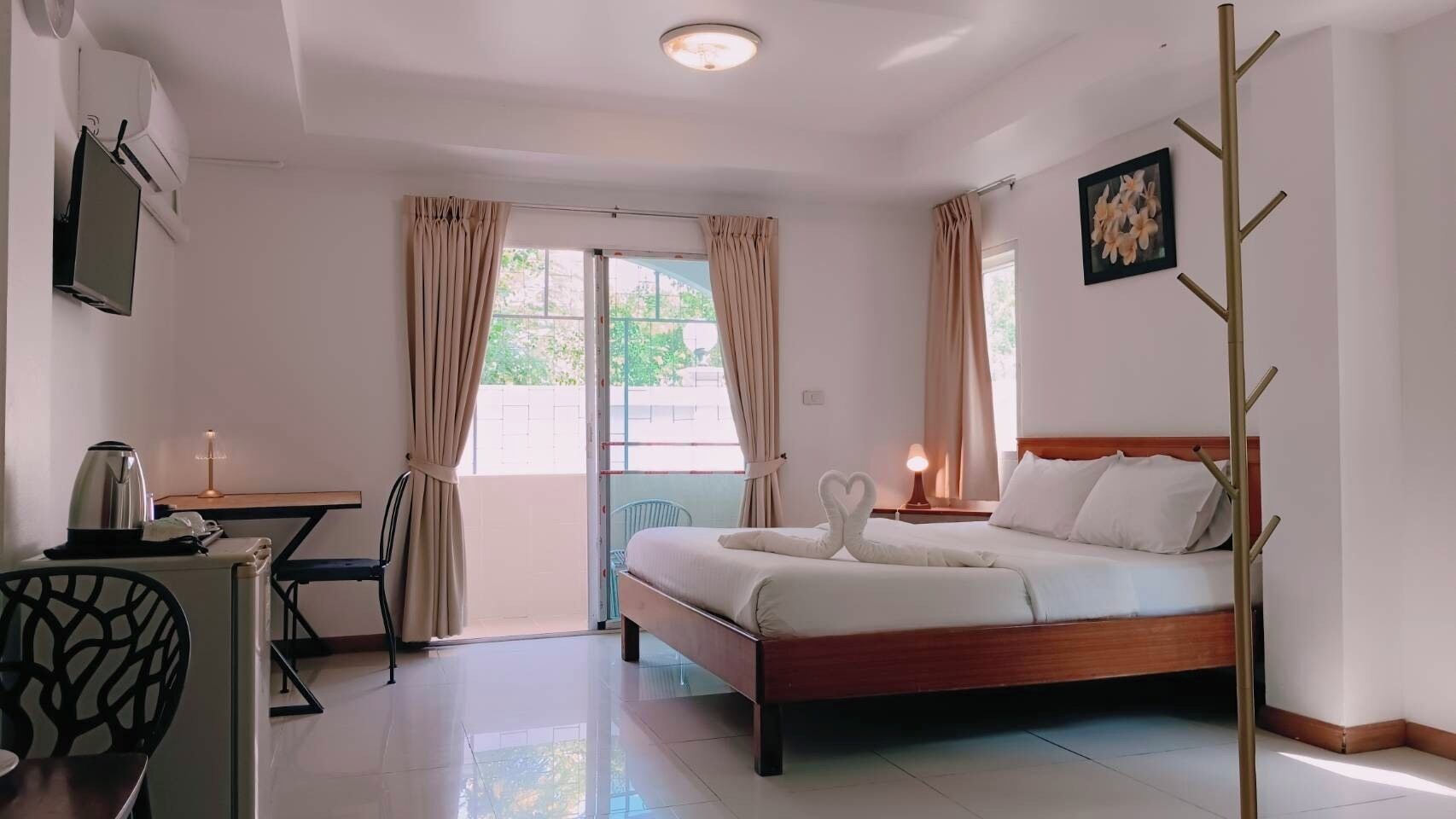 Habitación doble, vista a la ciudad | Escritorio, espacio para trabajar con laptop y wifi gratis 