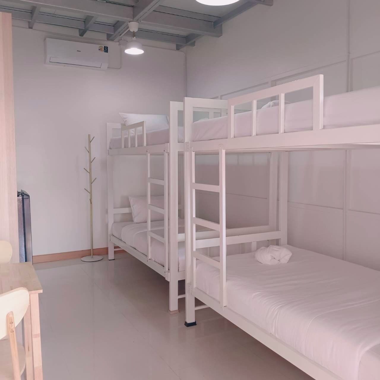 Bureau, espace de travail pour ordinateur portable, Wi-Fi gratuit