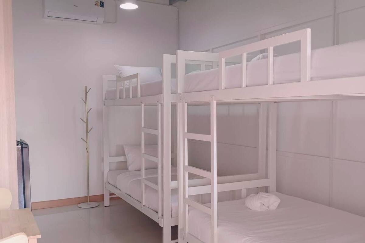 Quadruple Room | Desk, laptop workspace, WiFi (free)