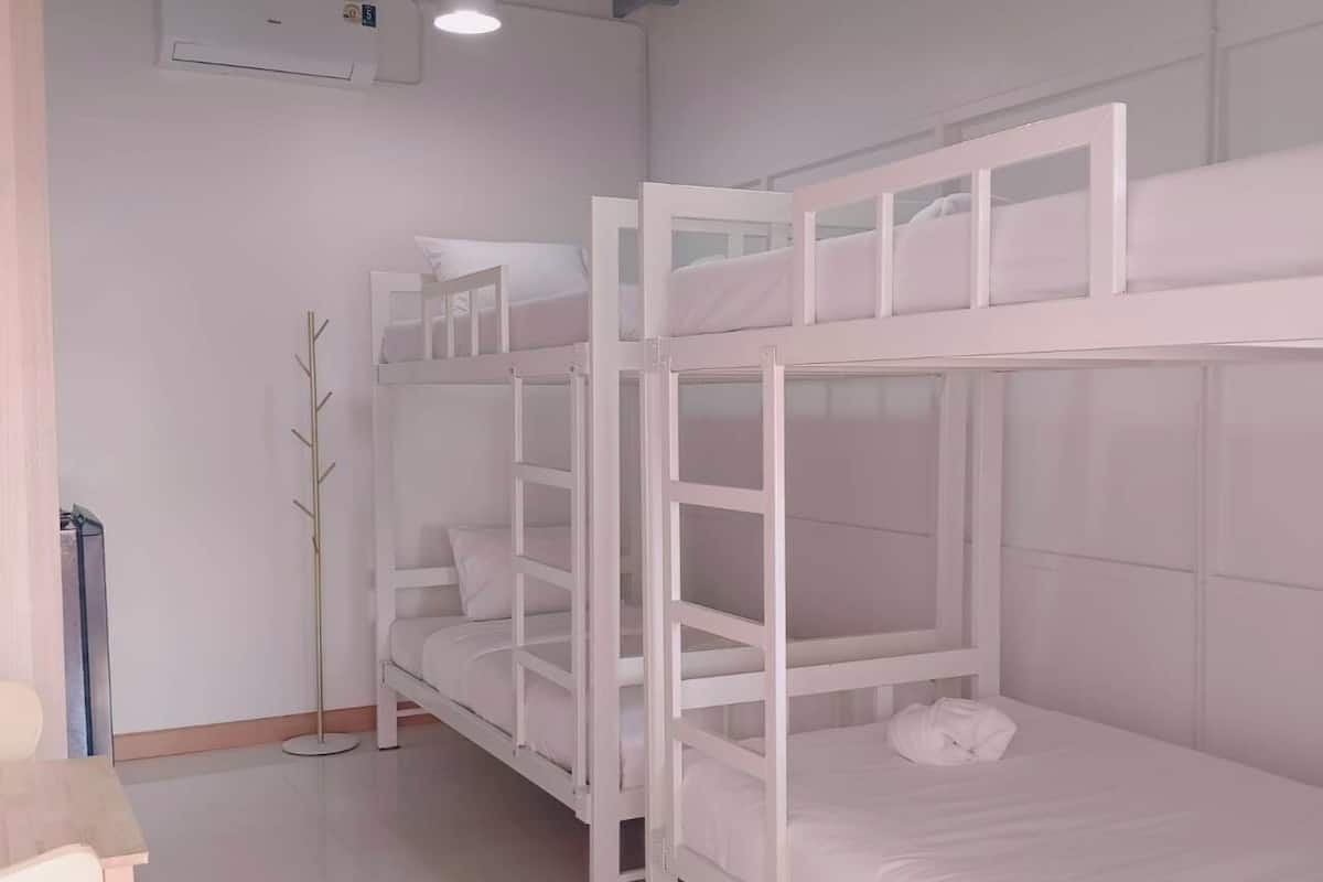 Vierbettzimmer | Schreibtisch, laptopgeeigneter Arbeitsplatz, kostenloses WLAN