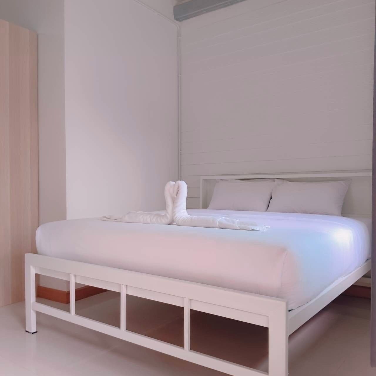 Bureau, espace de travail pour ordinateur portable, Wi-Fi gratuit