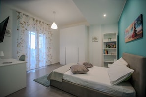 3 bedrooms, desk, free WiFi, bed sheets