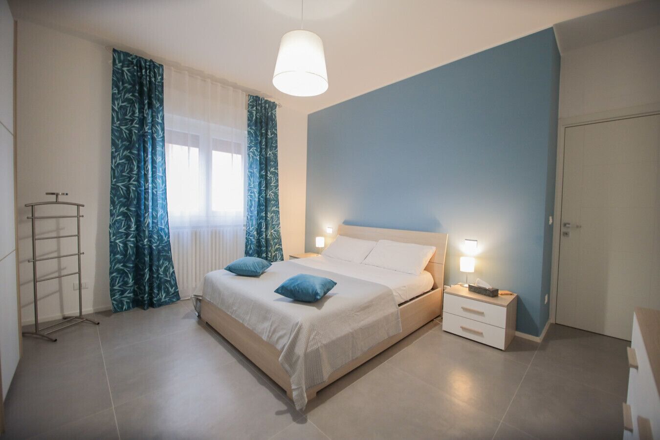 3 室のベッドルーム、デスク、WiFi (無料)、ベッドシーツ