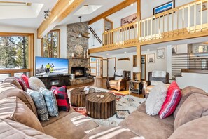 Una televisión, una chimenea, una oficina