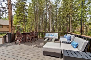 Outdoor dining - Apres Ski Haven: Pet Friendly with Private Hot tub (Breckenridge)