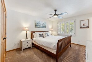 5 chambres, bureau, fer et planche à repasser, lit parapluie