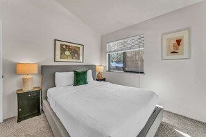 4 habitaciones, tabla de planchar con plancha, wifi y ropa de cama