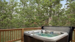 Outdoor spa tub - Mountain retreat chalet w/ hot tub & deck (Rio)