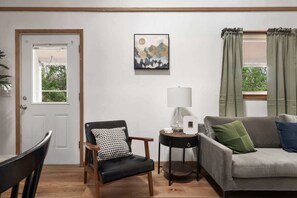 TV, fireplace - Cozy cabin w/hot tub & fireplace (Rio)