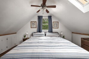 2 bedrooms, iron/ironing board, WiFi, bed sheets - Cozy cabin w/hot tub & fireplace (Rio)