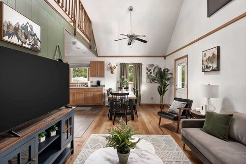 Cozy cabin w/hot tub, fireplace & fire pit