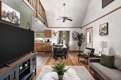 Cozy cabin w/hot tub & fire pit near Bryce Resort