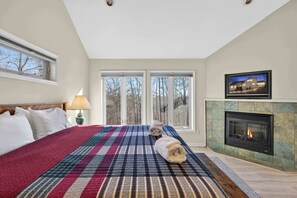 4 bedrooms, desk, iron/ironing board, WiFi