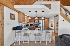 Køleskab, mikrobølgeovn, ovn, kogeplade