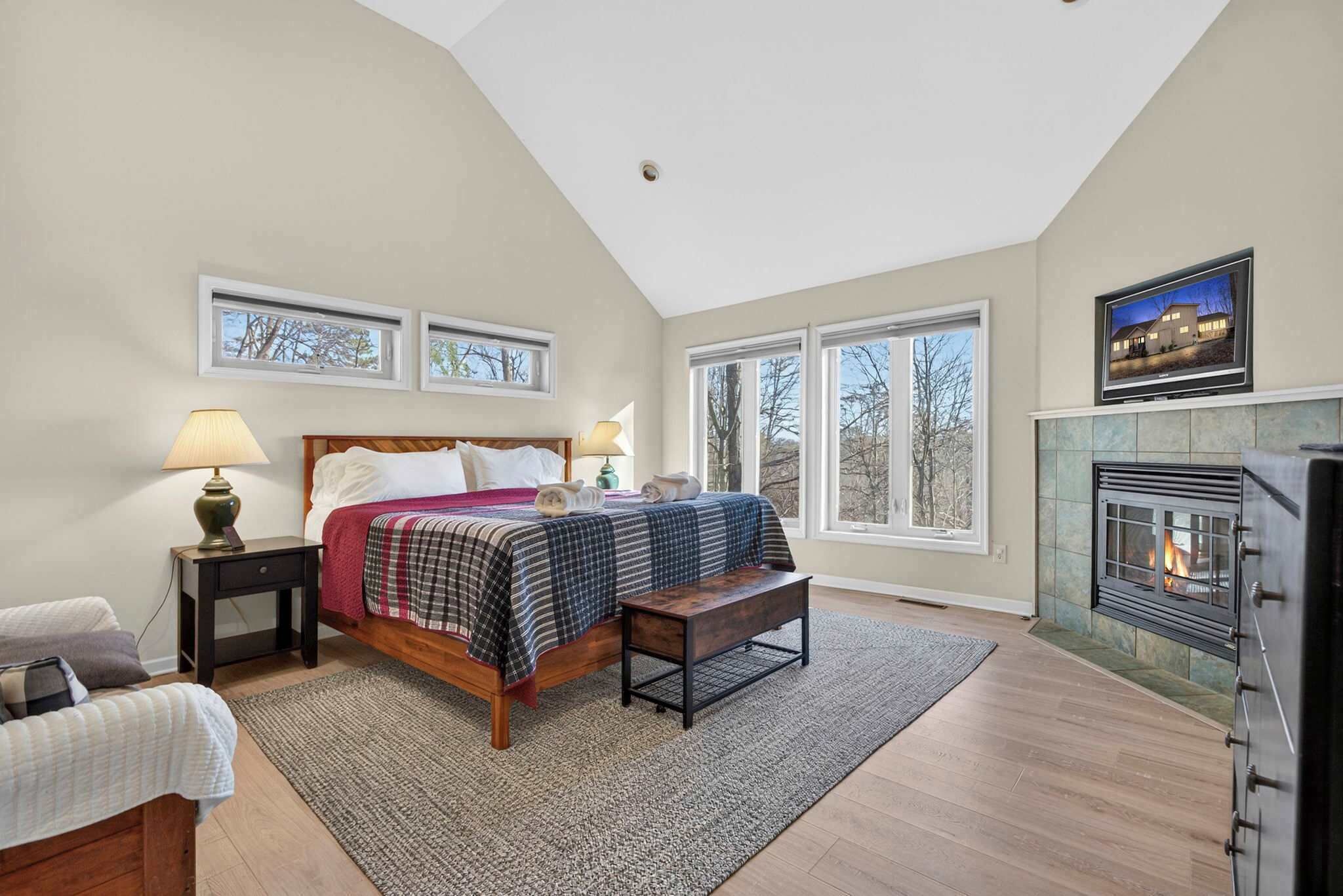 4 bedrooms, desk, iron/ironing board, WiFi