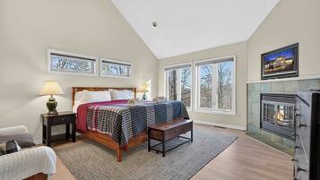 4 bedrooms, desk, iron/ironing board, WiFi