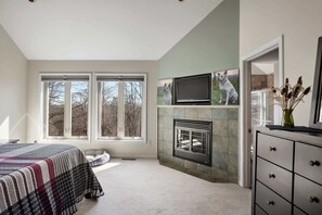 4 bedrooms, desk, iron/ironing board, WiFi