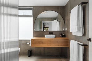 A modern bathroom with a wooden vanity, a large mirror, and a white sink. - Cabin 3 - Razorback Road Retreat (Kangarilla)