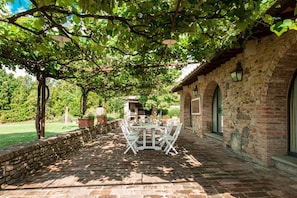 Outdoor dining - Podere Tignano, 4-bedroom villa in the Chianti! (Barberino di Val d'Elsa)