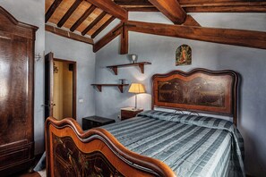 4 quartos, ferros/tábuas de passar roupa, berço de viagem