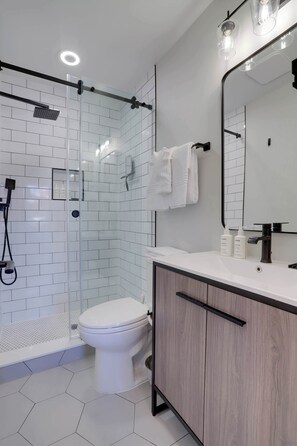 Douche, sèche-cheveux, serviettes fournies