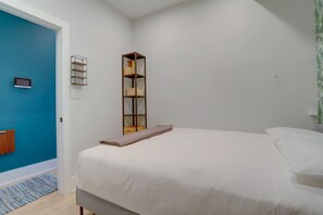 1 bedroom, desk, iron/ironing board, WiFi - Sojourn Worldly 1 BR 2 BA, 2 Blocks to Shaw Metro (District of Columbia)